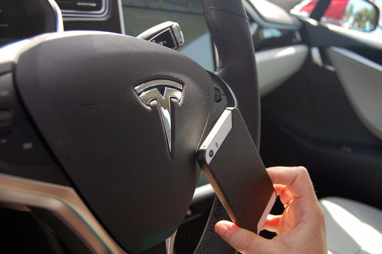 特斯拉Model S固件升級(jí),可用iPhone啟動(dòng)駕駛